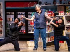 Crítica de ‘Kim’s Convenience’: De volta ao palco com calor de sitcom