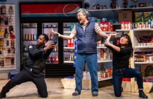 Crítica de ‘Kim’s Convenience’: De volta ao palco com calor de sitcom