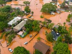 As inundações no Havai ameaçam as barragens, provocando evacuações; mais chuva