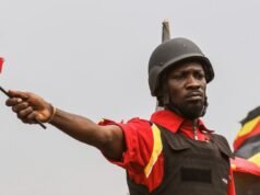 O candidato da oposição de Uganda, Bobi Wine, diz que fugiu do país