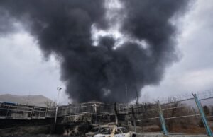Petróleo sobe acima de US$ 100 por barril enquanto guerra no Irã interrompe produção e embarques