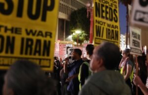 Manifestantes de Los Angeles condenam o ataque EUA-Israel ao Irã