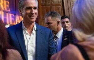 Comentários: Irã, Israel, lontras de estimação e gel para cabelo. A turnê do livro de Gavin Newsom termina em Los Angeles