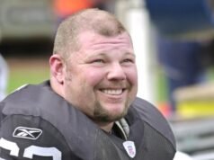 O ex-pivô do Raiders All-Pro Barret Robbins morreu aos 52 anos