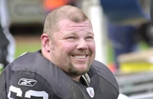 O ex-pivô do Raiders All-Pro Barret Robbins morreu aos 52 anos
