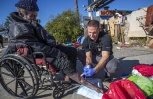 Este médico de rua é um herói para os sem-teto de Los Angeles. O escritório do “Dr. Brett” fica do outro lado da rua