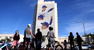 Ohtani, Yamamoto e Sasaki homenageados com mural dos Dodgers de 12 andares