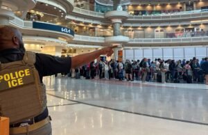 Agentes do ICE caminham até os postos de controle da TSA seguindo a ordem de Trump durante o desligamento parcial