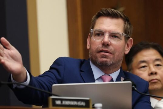 Swalwell está enfrentando uma pressão bidirecional para despejá-lo de casa