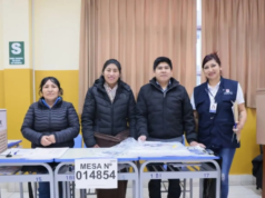 As primeiras cabines de votação foram montadas às 4h45 em Arequipa, enquanto Lima ainda cita o atraso no início do dia da votação.