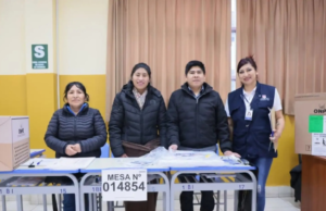 As primeiras cabines de votação foram montadas às 4h45 em Arequipa, enquanto Lima ainda cita o atraso no início do dia da votação.