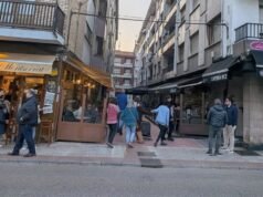 O jovem detido por esfaquear o padrasto em Villaviciosa (Astúrias) foi levado a tribunal.