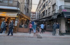 O jovem detido por esfaquear o padrasto em Villaviciosa (Astúrias) foi levado a tribunal.