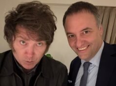 Milei lidera a defesa de Adorni e se junta a ele na ação pelas Malvinas em novo show de apoio.