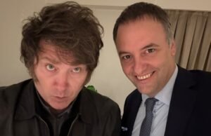 Milei lidera a defesa de Adorni e se junta a ele na ação pelas Malvinas em novo show de apoio.