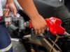 Especialistas alertam que o preço da gasolina nos Estados Unidos poderá chegar a 5 dólares por galão se o fechamento do Estreito de Ormuz continuar.