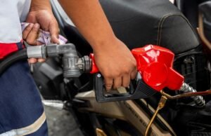 Especialistas alertam que o preço da gasolina nos Estados Unidos poderá chegar a 5 dólares por galão se o fechamento do Estreito de Ormuz continuar.