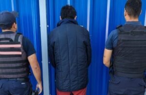 Um homem tentou matar seu amigo em um quarto de hotel e ameaçou se matar antes de ser preso