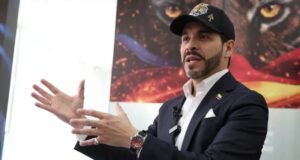 Abelardo de la Espriella chegou de helicóptero à reunião do governador e recebeu críticas por gastos de campanha: “Autonomia financeira”