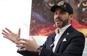 Abelardo de la Espriella chegou de helicóptero à reunião do governador e recebeu críticas por gastos de campanha: “Autonomia financeira”