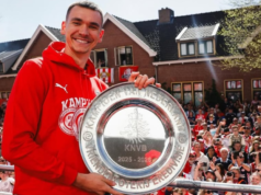 Foi assim que o guarda-redes da República Checa, Matěj Kovář, celebrou o campeonato Eredivisie do PSV.
