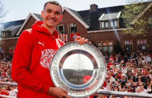 Foi assim que o guarda-redes da República Checa, Matěj Kovář, celebrou o campeonato Eredivisie do PSV.