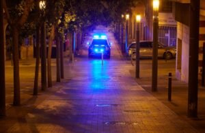 Homem é preso com mandado de prisão após mulher morrer após cair de terraço em Pamplona