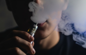 O consumo de equipamentos de vaporização nas escolas de Bogotá entre menores aumentou significativamente: metade dos casos ocorre entre alunos entre 12 e 14 anos.