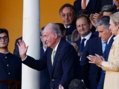 Juan Carlos foi saudado por aplausos da multidão na praça de touros La Maestranza, em Sevilha, depois de dizer que retornaria à Espanha “assim que puder”.
