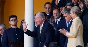 Juan Carlos foi saudado por aplausos da multidão na praça de touros La Maestranza, em Sevilha, depois de dizer que retornaria à Espanha “assim que puder”.