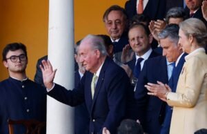 Juan Carlos foi saudado por aplausos da multidão na praça de touros La Maestranza, em Sevilha, depois de dizer que retornaria à Espanha “assim que puder”.