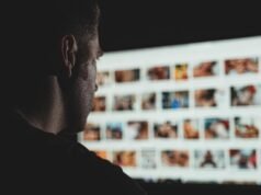 Ele entra em um site pornográfico, é flagrado por uma escolta e aceita uma entrega controlada de dinheiro para prendê-lo.