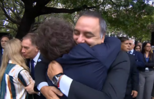 Ações públicas de Milei com Adorni reafirmando o apoio do presidente ao Chefe de Gabinete