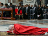 Papa Leão XIV reza deitado no chão do Vaticano durante a celebração da Paixão de Cristo