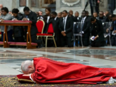 Papa Leão XIV reza deitado no chão do Vaticano durante a celebração da Paixão de Cristo