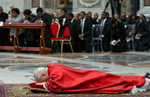 Papa Leão XIV reza deitado no chão do Vaticano durante a celebração da Paixão de Cristo