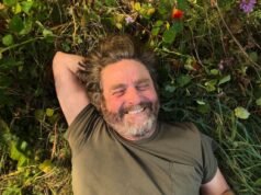 No Dia da Terra, Zach Galifianakis faz show de jardinagem com crianças curiosas e frutas inusitadas