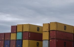Os Estados Unidos estão a acabar com o sistema de restituição de salários ilegais, com mais de 100 mil milhões relatados.