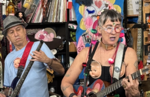 Aterciopelados estreia no Tiny Desk: é o show acústico da banda colombiana no palco popular.