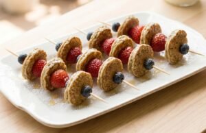 Receita de espetos de biscoitos quentes de aveia com frutas: uma sobremesa boa e saudável para as crianças em casa