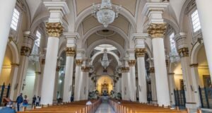 O calendário litúrgico destaca o Sábado Santo como um dia de espera e de simbolismo: são as orações e a missa.