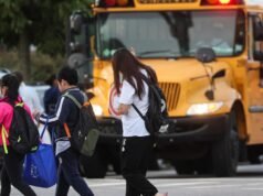 As famílias de Nova Iorque expressaram a sua descrença através dos ajustes nos cuidados infantis face aos atrasos escolares para o ciclo de 2026.