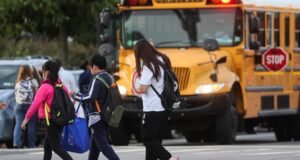 As famílias de Nova Iorque expressaram a sua descrença através dos ajustes nos cuidados infantis face aos atrasos escolares para o ciclo de 2026.