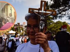 Até Jorge Barón não se atreveu a fazer isso: o padre jogou muita água nos paroquianos, eles até tiraram guarda-chuvas.