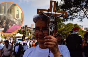 Até Jorge Barón não se atreveu a fazer isso: o padre jogou muita água nos paroquianos, eles até tiraram guarda-chuvas.