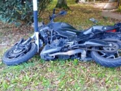 Eles roubam uma moto, iniciam uma perseguição e são atropelados por um aposentado que dirigia bêbado em Mar del Plata.