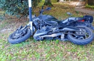Eles roubam uma moto, iniciam uma perseguição e são atropelados por um aposentado que dirigia bêbado em Mar del Plata.