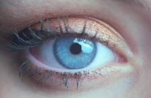 A ciência confirma: se você tem olhos azuis e seu parceiro também tem olhos, é quase impossível que seu filho tenha olhos castanhos.