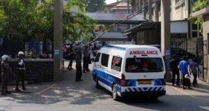 Casamento termina em desastre: menina de 20 anos morre após andar no capô de um estranho bêbado.