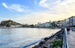 O passeio pelas 35 praias: passando por vilas de pescadores com castelos centenários e as melhores vistas do Mediterrâneo